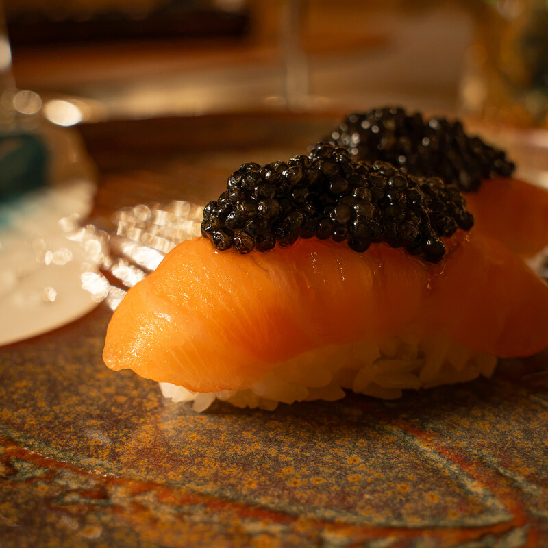 Nigiri di salmone con caviale