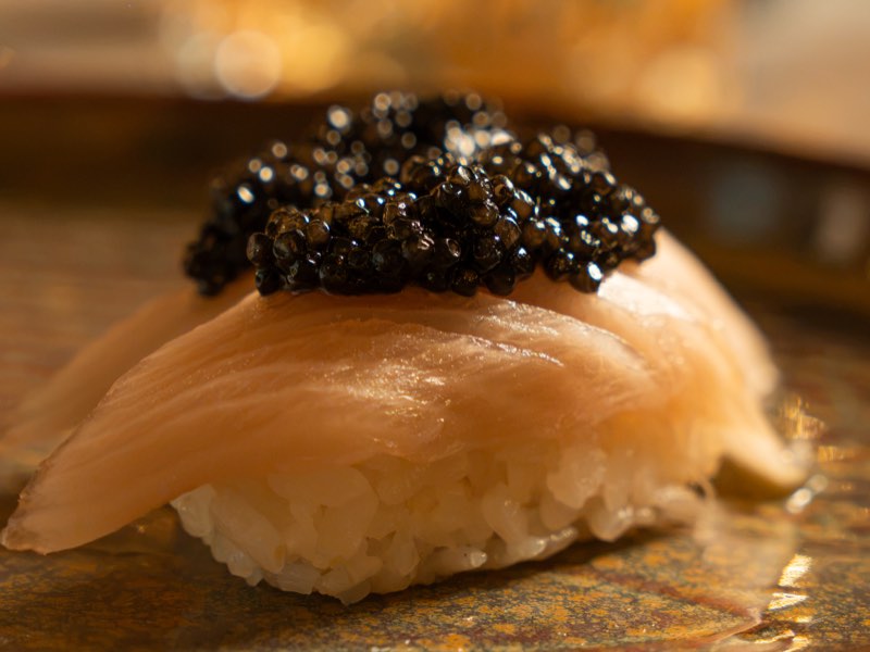 Nigiri con caviale — Nami Sushi Pietrasanta
