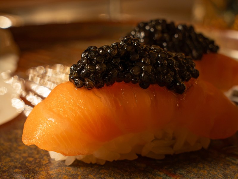 Nigiri di salmone con caviale