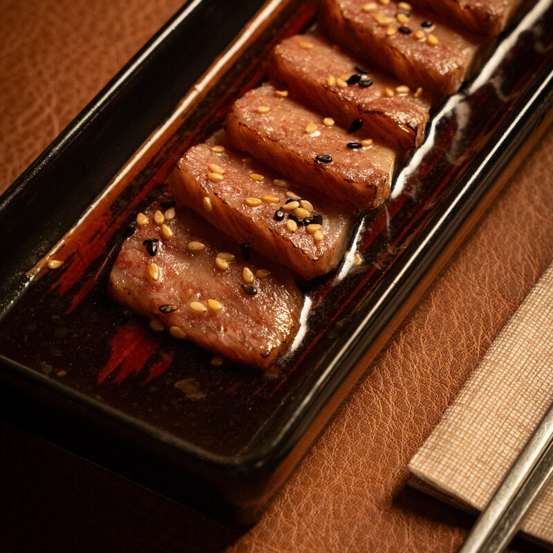 Tataki di Wagyu scottato e affettato, sesamo tostato