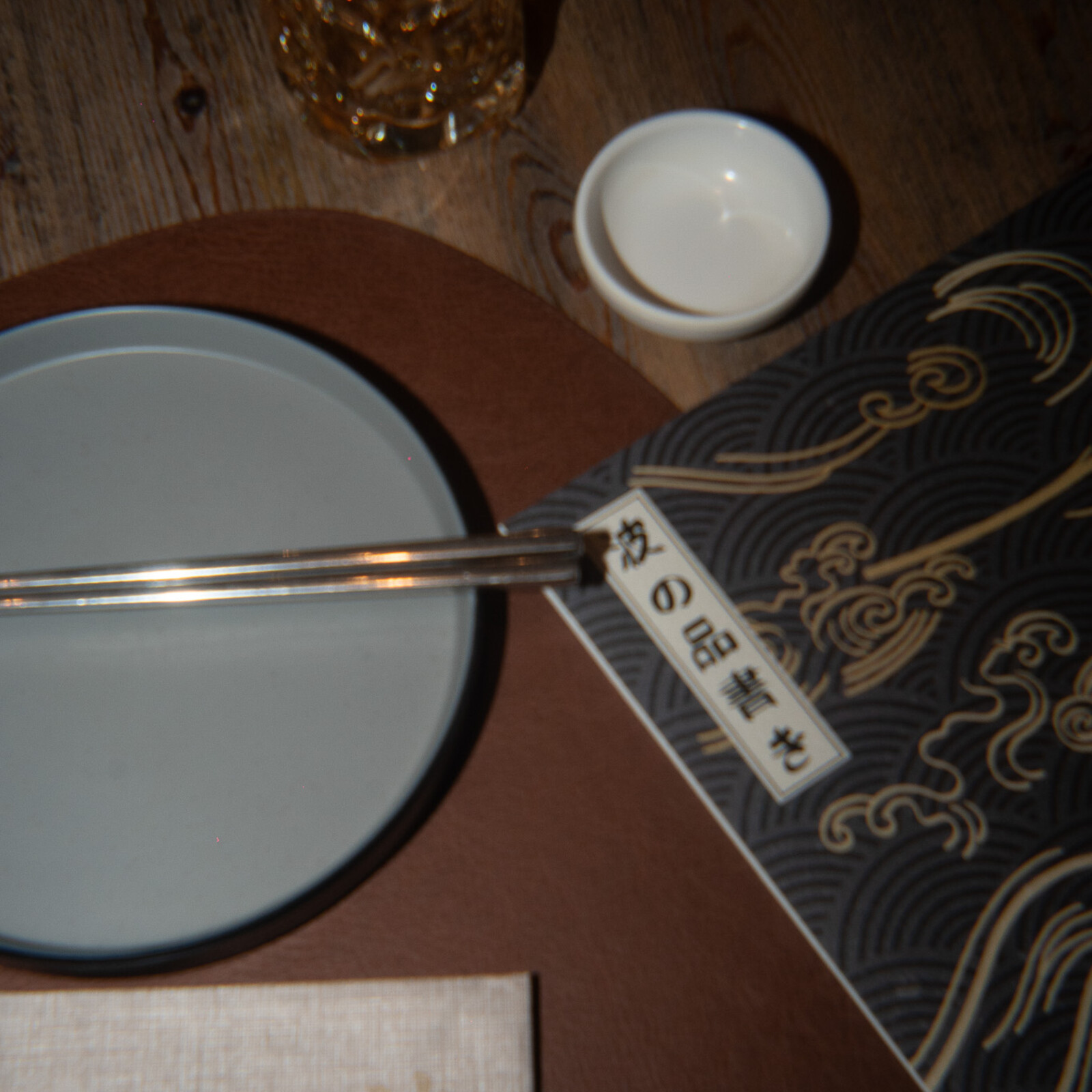 Tavolo apparecchiato al ristorante Nami, Pietrasanta